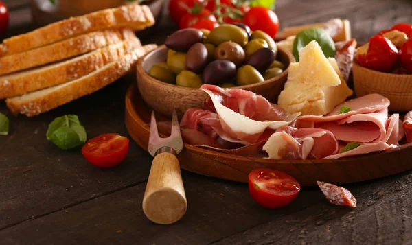 Итальянская Еда Прошутто Оливки Сыр Помидоры — стоковое фото