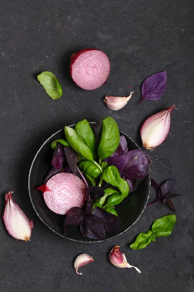 Herbes Parfumées Basilic Dans Une Assiette Sur Fond Alimentaire Noir — Photo