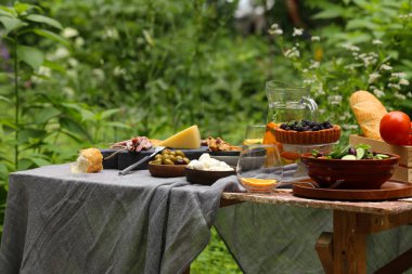 doğada piknik, börek ve salata, taze çilek ve meyve