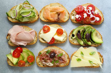 sebze ve et ile çeşitli sandviçler