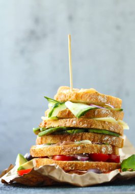 sebze ve et ile çeşitli sandviçler