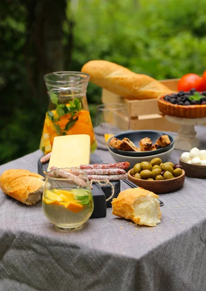 Piquenique Natureza Tortas Saladas Bagas Frescas Frutas — Fotografia de Stock