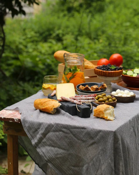 Piquenique Natureza Tortas Saladas Bagas Frescas Frutas — Fotografia de Stock