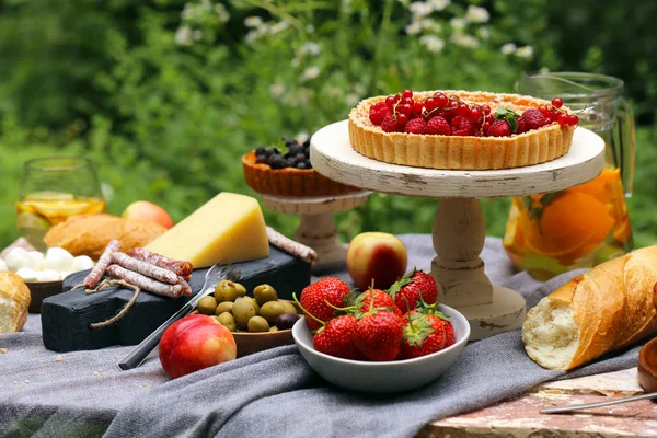 野餐的性质 馅饼和沙拉 新鲜的浆果和水果 — 图库照片