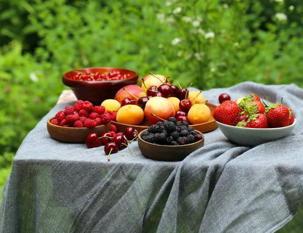 Biologische Bessen Perziken Frambozen Aardbeien Een Houten Tafel — Stockfoto