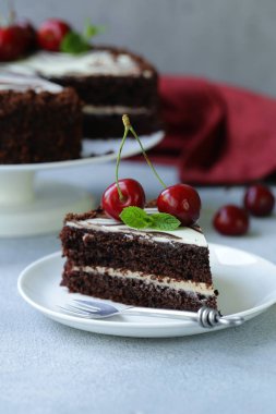 taze tatlı kiraz ile çikolatalı kek