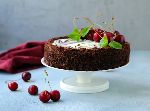 Bolo Chocolate Com Cereja Doce Fresca — Fotografia de Stock