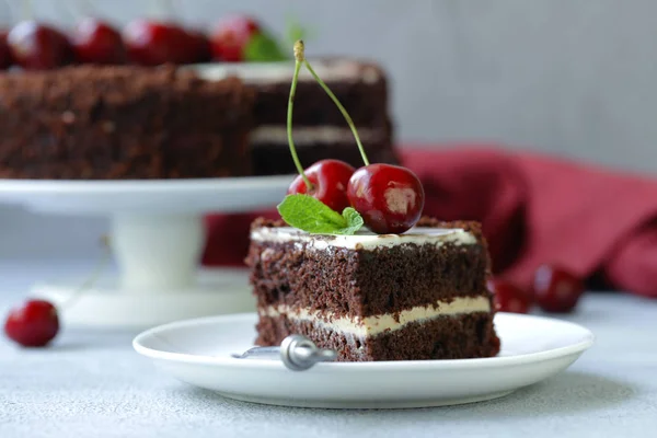 Chokladkaka Med Färskt Sött Körsbär — Stockfoto