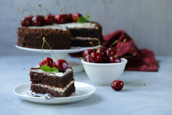 Pastel Chocolate Con Cereza Dulce Fresca —  Fotos de Stock