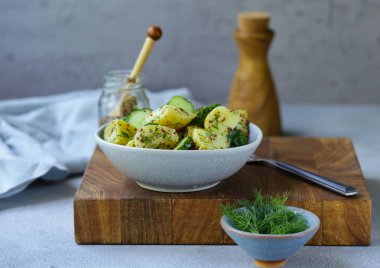 Salatalık ve dereotlu patates salatası.