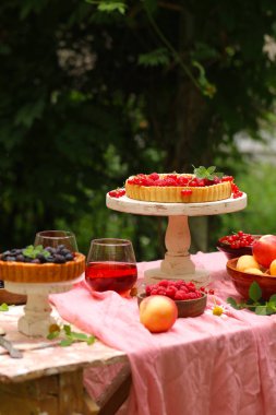 doğada piknik, börek ve salata, taze çilek ve meyve