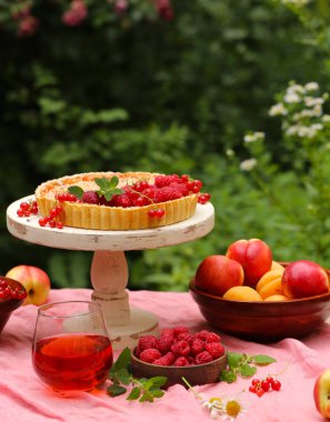 doğada piknik, börek ve salata, taze çilek ve meyve