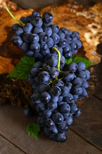 Black Ripe Organic Grapes Wooden Table Rustic Style — Stock Photo, Image