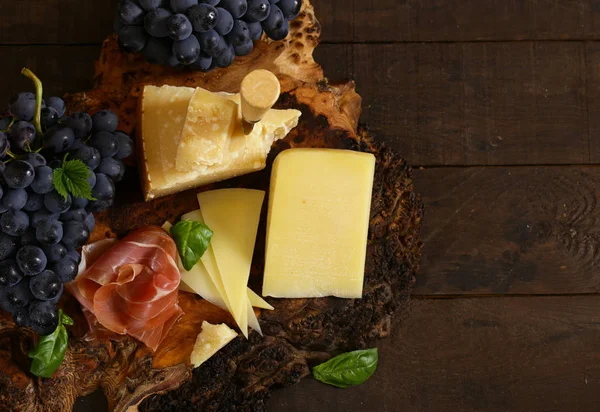 Cheeseboard Wooden Table Rustic Style — Stock Photo, Image