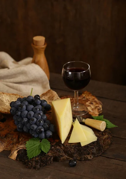 Quadro Queijo Uma Mesa Madeira Estilo Rústico — Fotografia de Stock