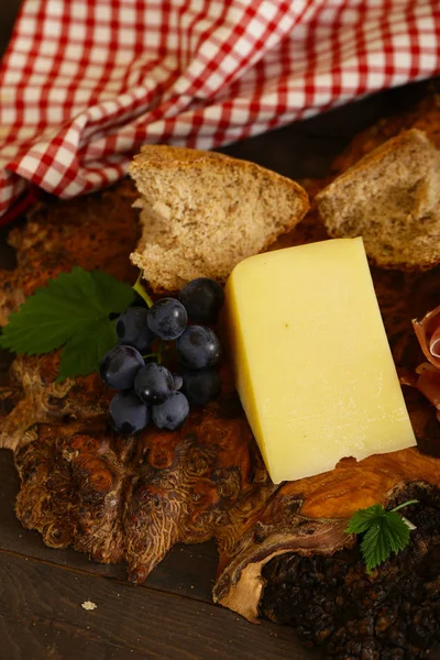 Quadro Queijo Uma Mesa Madeira Estilo Rústico — Fotografia de Stock