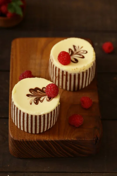 Três Bolo Chocolate Com Framboesas Frescas — Fotografia de Stock