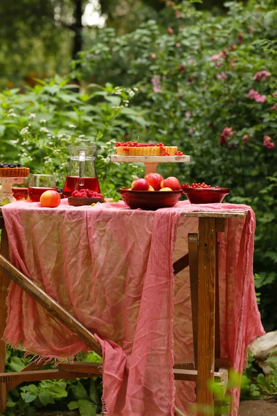 自然の中でピクニック パイやサラダ 新鮮なベリーや果物 — ストック写真