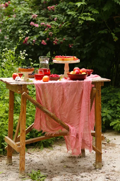 Picnic Naturaleza Tartas Ensaladas Bayas Frescas Frutas —  Fotos de Stock