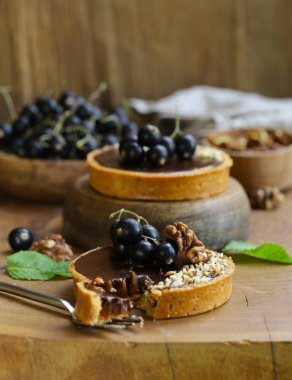 çilek ve fındık ile çikolata tartlets