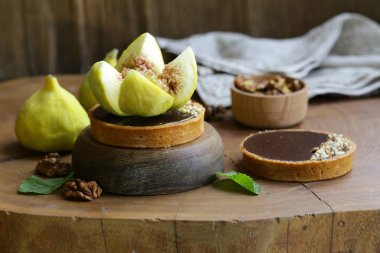 çilek ve fındık ile çikolata tartlets