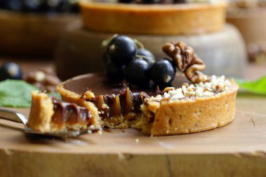 çilek ve fındık ile çikolata tartlets