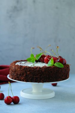 taze tatlı kiraz ile çikolatalı kek