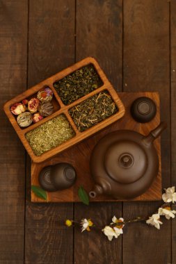 ahşap arka plan üzerinde yeşil çay çeşitleri