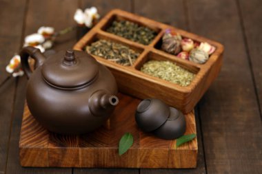 ahşap arka plan üzerinde yeşil çay çeşitleri