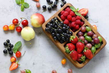 gri bir arka plan üzerinde olgun organik çilek karışımı