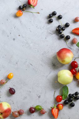 gri bir arka plan üzerinde olgun organik çilek karışımı