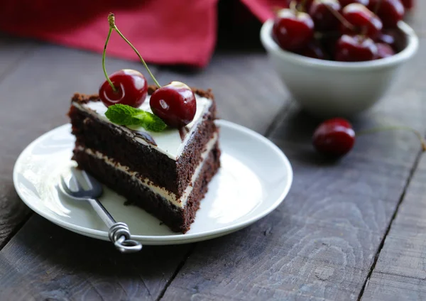 Шоколадний Торт Свіжою Солодкою Вишнею — стокове фото