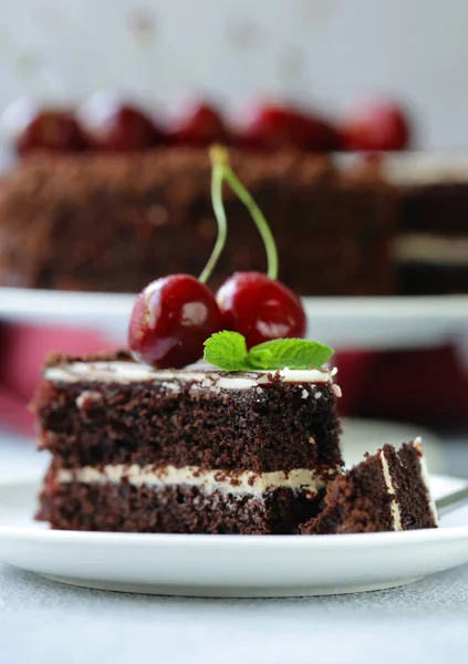 新鮮な甘いチェリーとチョコレートケーキ — ストック写真