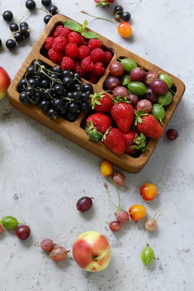 灰色の背景に熟した有機果実のミックス — ストック写真