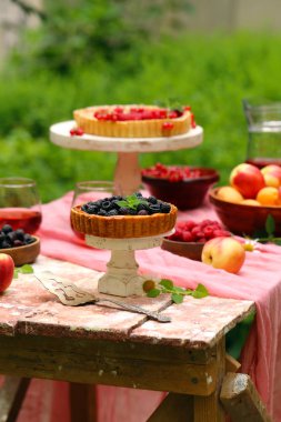 doğada piknik, börek ve salata, taze çilek ve meyve