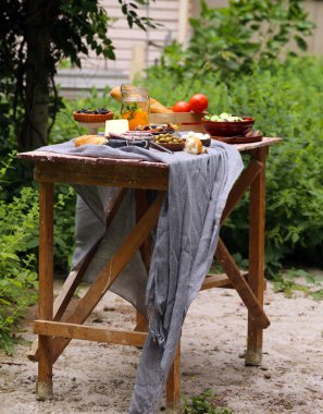 doğada piknik, börek ve salata, taze çilek ve meyve