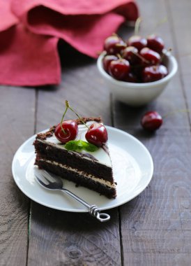 taze tatlı kiraz ile çikolatalı kek