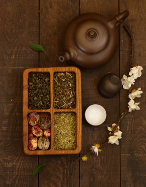 ahşap arka plan üzerinde yeşil çay çeşitleri