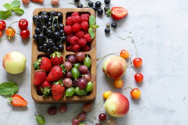 gri bir arka plan üzerinde olgun organik çilek karışımı