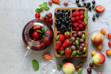 gri bir arka plan üzerinde olgun organik çilek karışımı