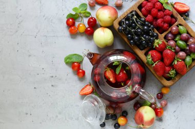 gri bir arka plan üzerinde olgun organik çilek karışımı