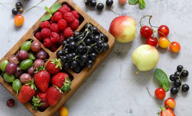 gri bir arka plan üzerinde olgun organik çilek karışımı