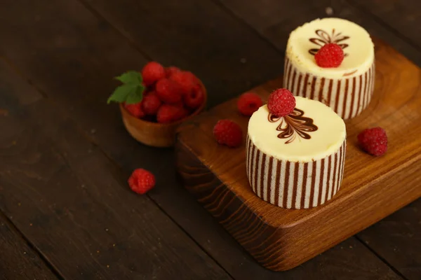 Три Шоколадных Торта Свежей Малиной — стоковое фото