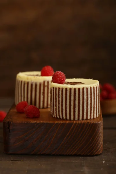 Tre Torta Cioccolato Con Lamponi Freschi — Foto Stock