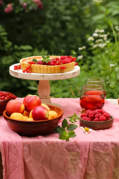 doğada piknik, börek ve salata, taze çilek ve meyve