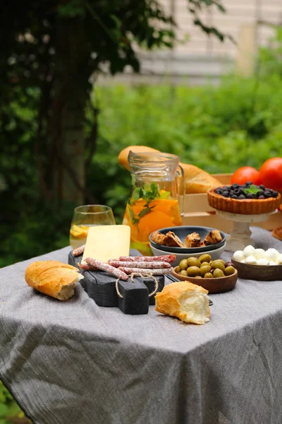 Piquenique Natureza Tortas Saladas Bagas Frescas Frutas — Fotografia de Stock