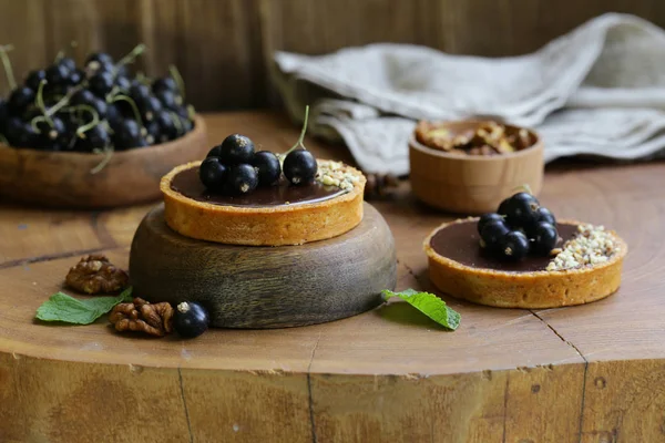 çilek ve fındık ile çikolata tartlets
