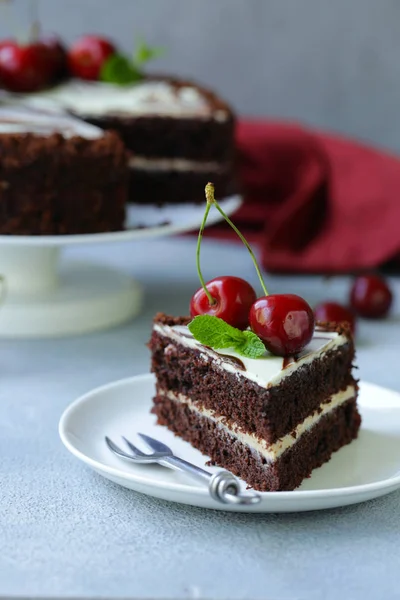 Pastel Chocolate Con Cereza Dulce Fresca —  Fotos de Stock