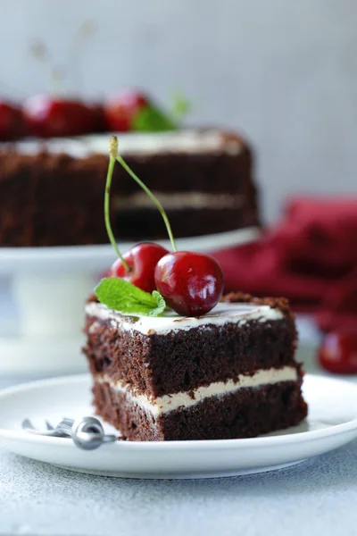 Schokoladenkuchen Mit Frischen Süßkirschen — Stockfoto