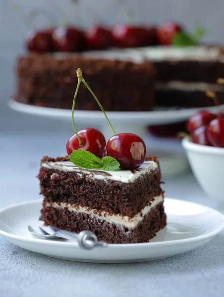 Шоколадний Торт Свіжою Солодкою Вишнею — стокове фото